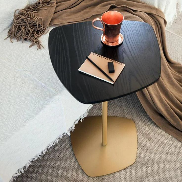 طاولة جانبية