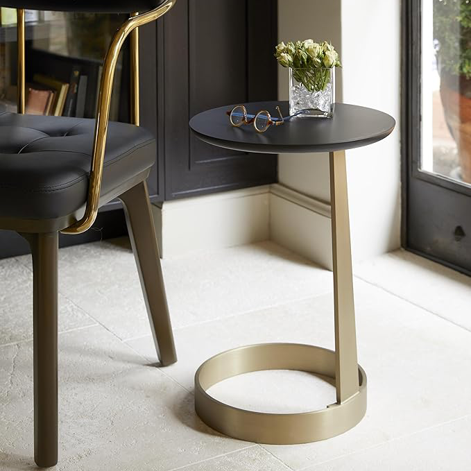 طاولة جانبية