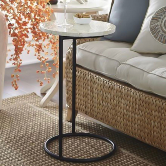 طاولة جانبية